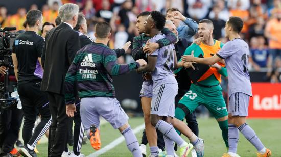 El delantero brasileño del Real Madrid Vinícius Júnior reacciona ante los insultos de los hinchas, el 21 de mayo de 2023.