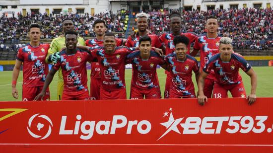 Los jugadores de El Nacional posan previo al partido contra Liga de Quito en el Atahualpa, el 29 de enero de 2023.