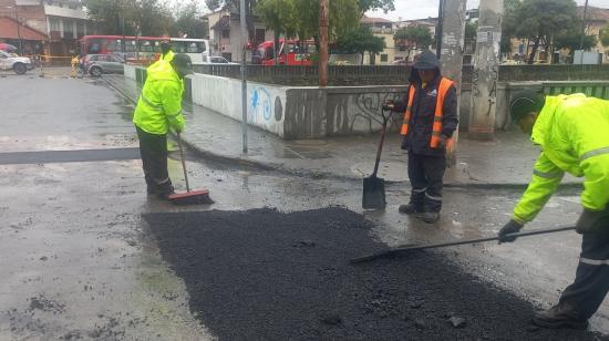 Obreros ejecutan trabajos en la calle Condamine, en el centro de Cuenca, el 23 de mayo de 2023. 