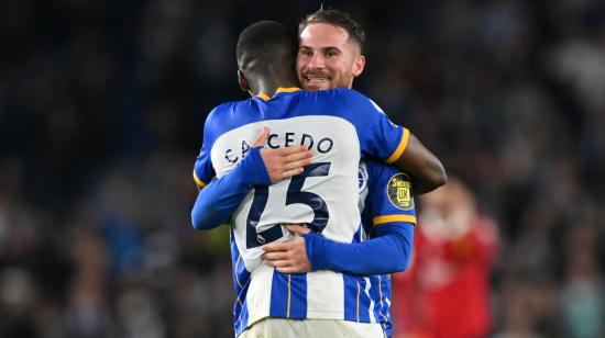 Moisés Caicedo y Alexis Mac Allister se abrazan después de la victoria del Brighton sobre el Manchester United, en la Premier League, el 4 de mayo de 2023. 