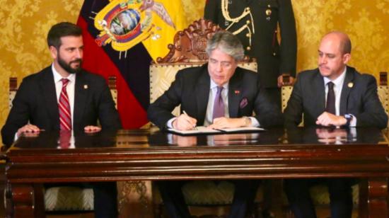 Presidente de la República, Guillermo Lasso, firma el decreto ley para promover las zonas francas, el 23 de mayo de 2023. 