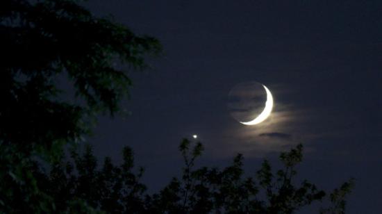 Imagen de la luna creciente en el cielo. 