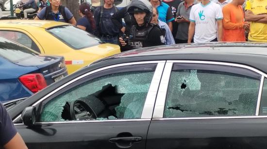 Imagen del auto donde murió un hombre, víctima de sicariato, en Guayaquil, el 23 de mayo de 2023. 