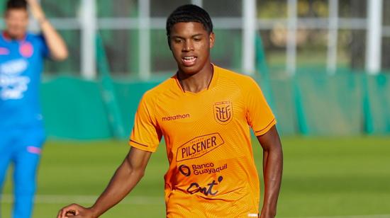 José Klinger, durante un entrenamiento con la selección de Ecuador en San Juan, el 22 de mayo de 2023.