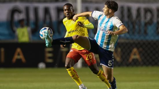 Jhonny Quiñónez (i) de Aucas disputa el balón con Juan Ignacio Nardoni de Racing, en Quito, el 23 de mayo de 2023.