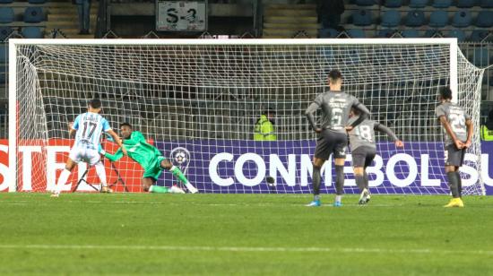 Alexander Domínguez ataja un penal en el partido de Liga de Quito ante Magallanes por Copa Sudamericana, el 23 de mayo de 2023.