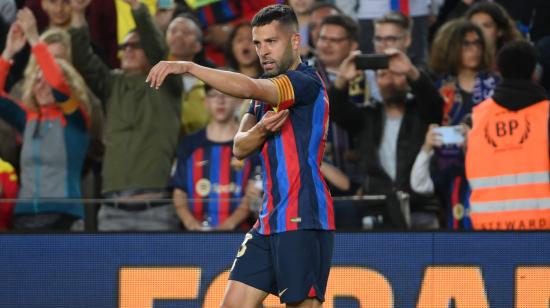 Jordi Alba se coloca la cinta de capitán en un partido ante el Osasuna, el 2 de mayo de 2023. 