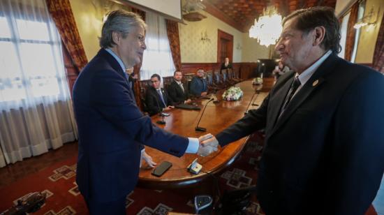 El presidente Guillermo Lasso, junto al nuevo ministro de Transporte, César Rohon, en Carondelet, Quito, 24 de mayo de 2023. 