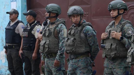 Militares y policías resguardan una unidad educativa en Durán, el 24 de mayo de 2023.