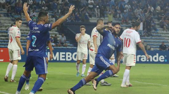 Caín Fara, de Emelec, festeja un gol ante Huracán por la Copa Sudamericana, el jueves 20 de abril de 2023.
