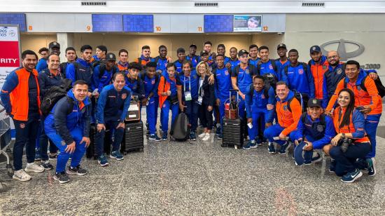 La selección ecuatoriana Sub 20, en el aeropuerto antes de su viaje a Santiago del Estero, el 24 de mayo de 2023.