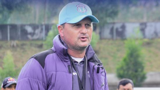 El entrenador Marcelo Robledo, durante un entrenamiento con Macará, en Ambato, el 18 de enero de 2023.