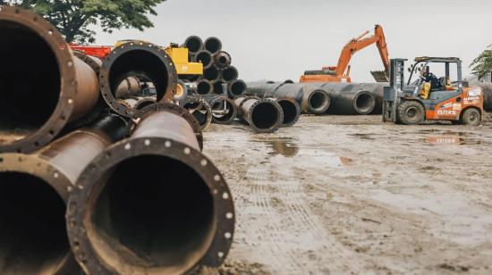 Tubería que cubrirá una distancia de 10 kilómetros entre el río Guayas y Durán permanece en el campamento de consorcio Dragando por Guayas. 