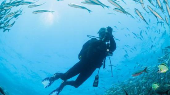 Imagen referencial de un turista haciendo actividades acuáticas en Galápagos. 