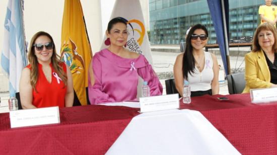 María Josefa Coronel (centro y de rosado) en una actividad del Consejo de la Judicatura en Guayas, el 25 de noviembre de 2022. 