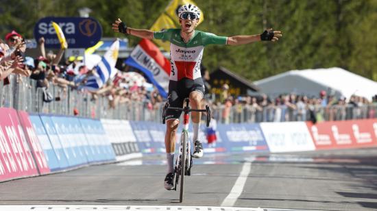 El italiano Filippo Zana (Jayco) festeja su victoria en la Etapa 18 del Giro de Italia, el 25 de mayo de 2023. 