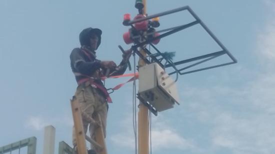 Instalación de sirenas con batería de luces del sistema de alerta temprana en el cantón Durán. 