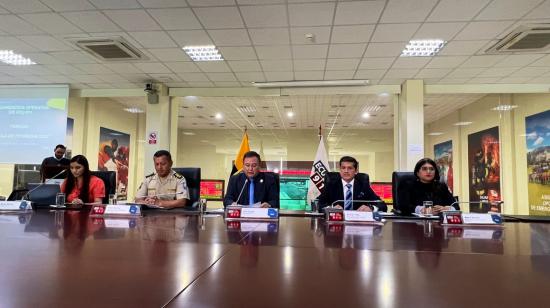 El ministro del Interior, Juan Zapata (centro), durante una rueda de prensa en Quito, el 25 de mayo de 2023.