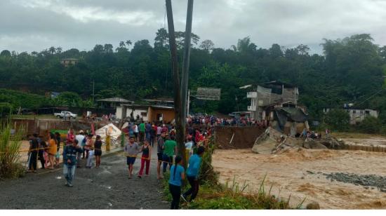 En la parroquia Luis de Pambil, de Guaranda, un puente colapsó debido a las fuertes lluvias. 