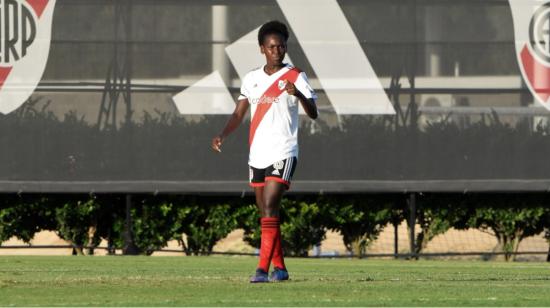 Tamara Angulo, durante un partido con River Plate en Buenos Aires, en 2023.