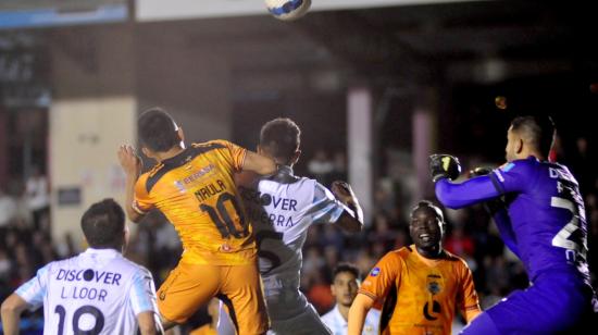 Jugadores de Libertad y Universidad Católica disputan una pelota en el área, durante el partido de la Fecha 12 de la LigaPro, el 26 de mayo de 2023. 