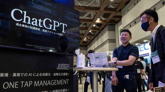 Un vendedor promociona el programa ChatGPT a un empresario en una feria tecnológica de Japón, el 10 de mayo de 2023. 