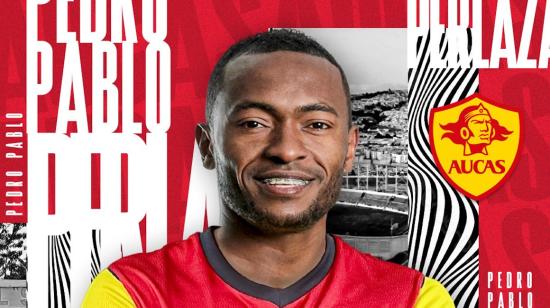 El lateral derecho, Pedro Pablo Perlaza, posa con la camiseta de Aucas tras ser anunciado como nuevo fichaje el 29 de junio de 2022.