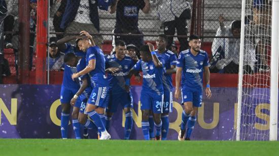 Jugadores de Emelec celebran tras anotar ante Huracán, durante un partido por el Grupo B de la Copa Sudamericana en el Estadio Tomás Adolfo Ducó, el 25 de mayo de 2023.