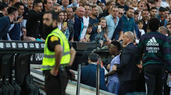 Hinchas del Valencia insultan a Vinicius, en el estadio Mestalla, el 21 de mayo de 2023. 