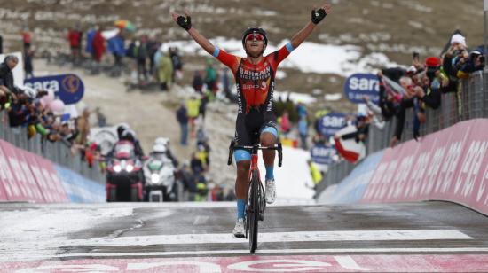 El colombiano Santiago Buitrago festeja la victoria en la Etapa 19 del Giro de Italia, el 26 de mayo de 2023. 