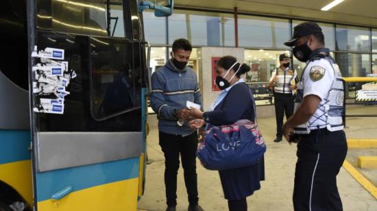 Una usuaria en el terminal terrestre de Pascuales, en Guayaquil, en 2021.