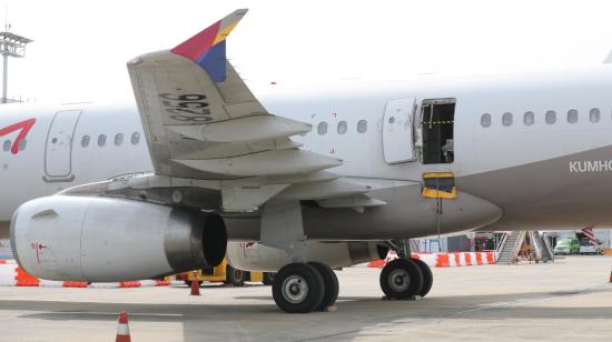 Un avión de Asiana Airlines está estacionado después de un aterrizaje de emergencia en el Aeropuerto Internacional de Daegu, a 237 kilómetros al sureste de Seúl, Corea del Sur, el 26 de mayo de 2023, con la puerta abierta.