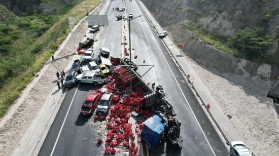 Imagen aérea del accidente en el sector de Oyacoto, en la vía a Guayllabamba.