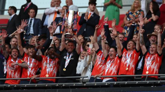 Jugadores del Luton festejan el título de la segunda división y el ascenso a la Premier League, el 27 de mayo de 2023. 