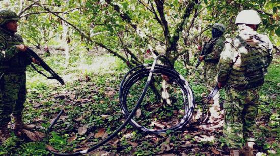 Un equipo de militares halló un acople clandestino a la línea de transporte de combustible de Petroecuador, el 25 de mayo de 2023, en Shushufindi.