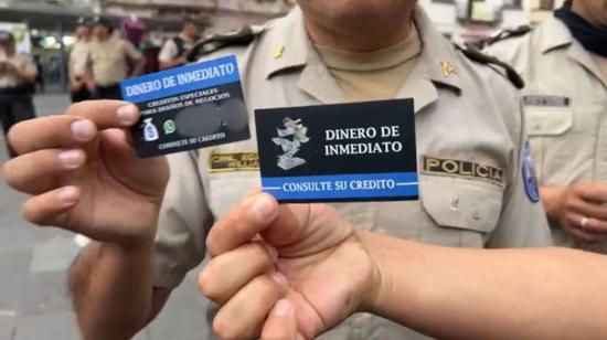 Policías indican las tarjetas que usan los prestamistas para ofrecer dinero "rápido" en las zonas comerciales de Cuenca. 