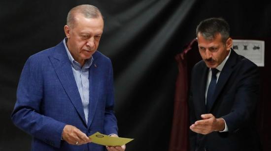 El presidente turco  Recep Tayyip Erdogan vota este 28 de mayo en Estambul.