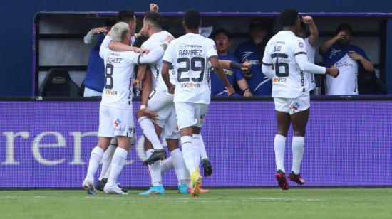 Los jugadores de Liga festejan el gol de José Quintero, ante Independiente del Valle, el domingo 28 de mayo de 2023. 