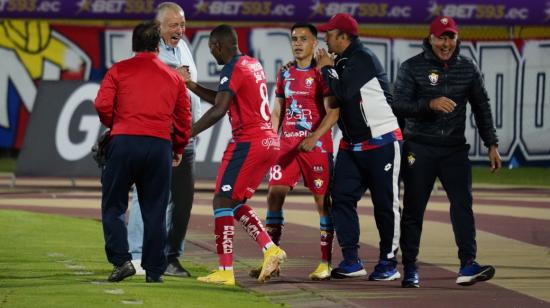 Jugadores y cuerpo técnico de El Nacional celebran uno de los goles en la victoria ante Barcelona, el 28 de mayo de 2023. 