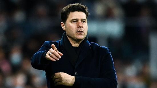 El director técnico, Mauricio Pochettino, dirigiendo un partido de fútbol.