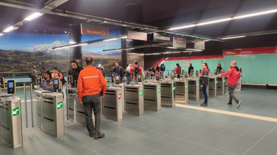 Pasajeros en el Metro de Quito. el 17 de abril de 2023.