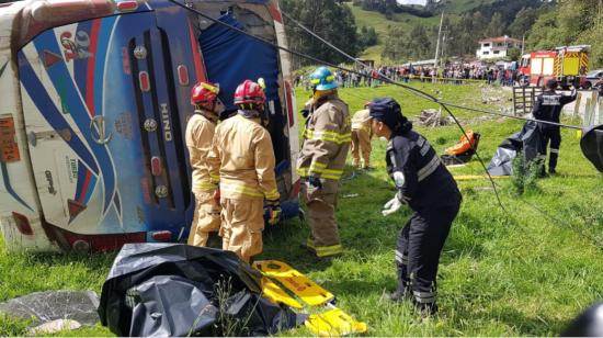 El bus accidentado en el sector de Cumbe, en Cuenca, el 29 de mayo de 2023. 