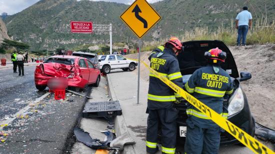 Bomberos verifican el estado de un vehículo afectado en el accidente de Guayllabamba, el 27 de mayo de 2023.