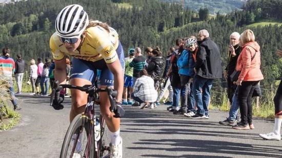 La ciclista ecuatoriana, Miryam Núñez, durante una de sus competencias con el Massi Tactic.