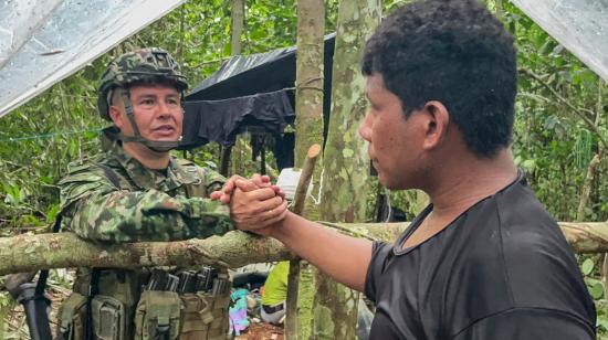 El padre de los cuatro niños desaparecidos, Manuel Ranoque, saluda con un militar este 24 de mayo de 2023.