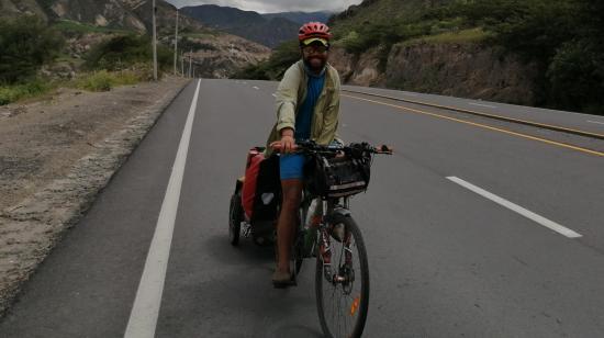 'Beto' Torres, recorriendo las carreteras durante su visita a Ecuador.