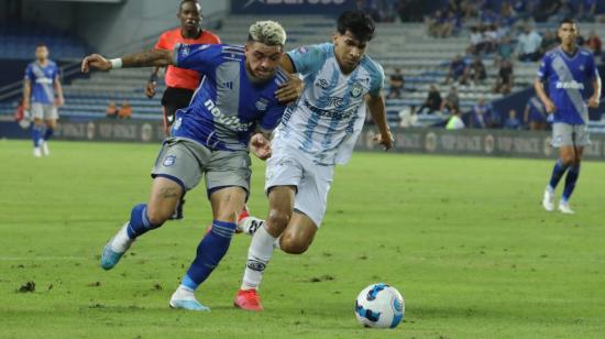 El uruguayo Diego García, de Emelec, disputa una pelota ante un jugador del Guayaquil City, el 29 de mayo de 2023.