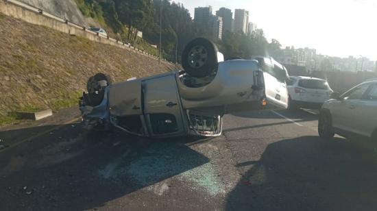 Un vehículo se volcó por completo en la avenida Mariscal Sucre, en Quito, el 30 de mayo de 2023. 