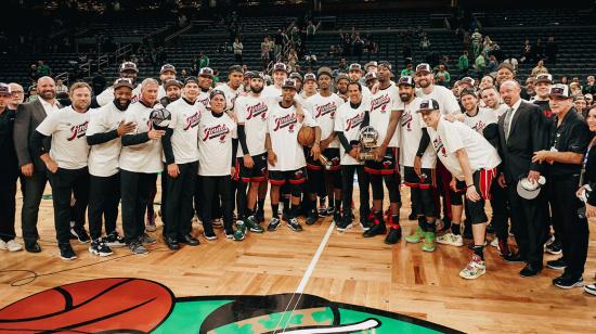 Los jugadores del Miami Heat festejan su pase a las Finales de la NBA, el lunes 29 de mayo de 2023.