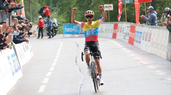 El ciclista ecuatoriano, Richard Carapaz, celebra su victoria en la Clásica Mercan'Tour en los Alpes, el 30 de mayo de 2023.